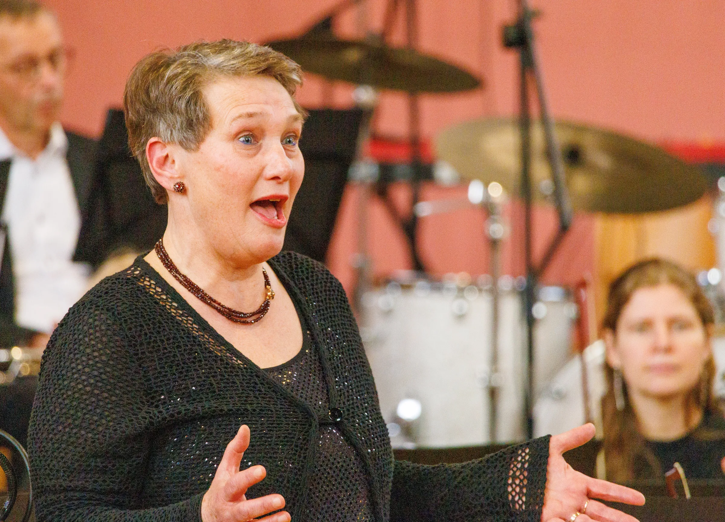 Wanda Peters zingt als soliste voor een orkest