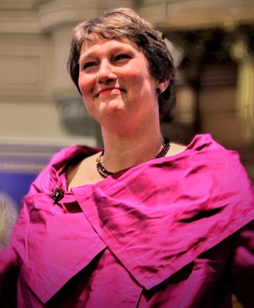 Portret van Wanda Peters in een roze sjaal