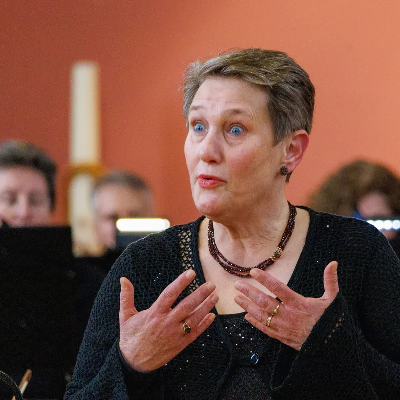 Wanda Peters zingt met expressieve gebaren