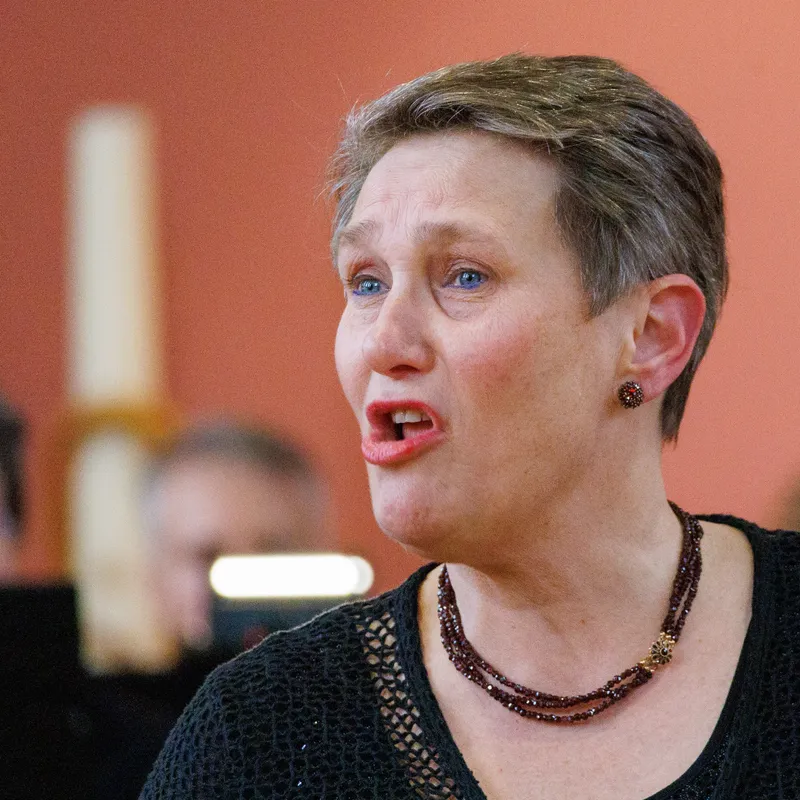 Wanda Peters zingt, close-up